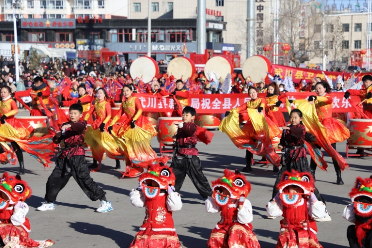 蛇舞新春闹元宵 凝心聚力谋发展——武川县举办2025年元宵节文艺表演